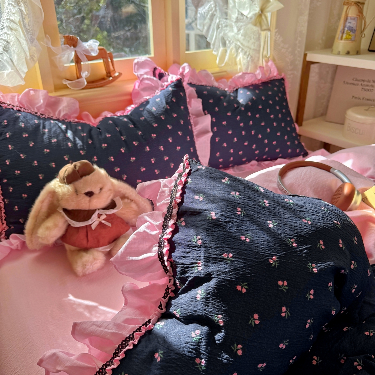 91家纺网 家纺一手货源 找家纺 芭比蔓家纺 2026春夏新款皱皱纱印花四件套 陌上花颜