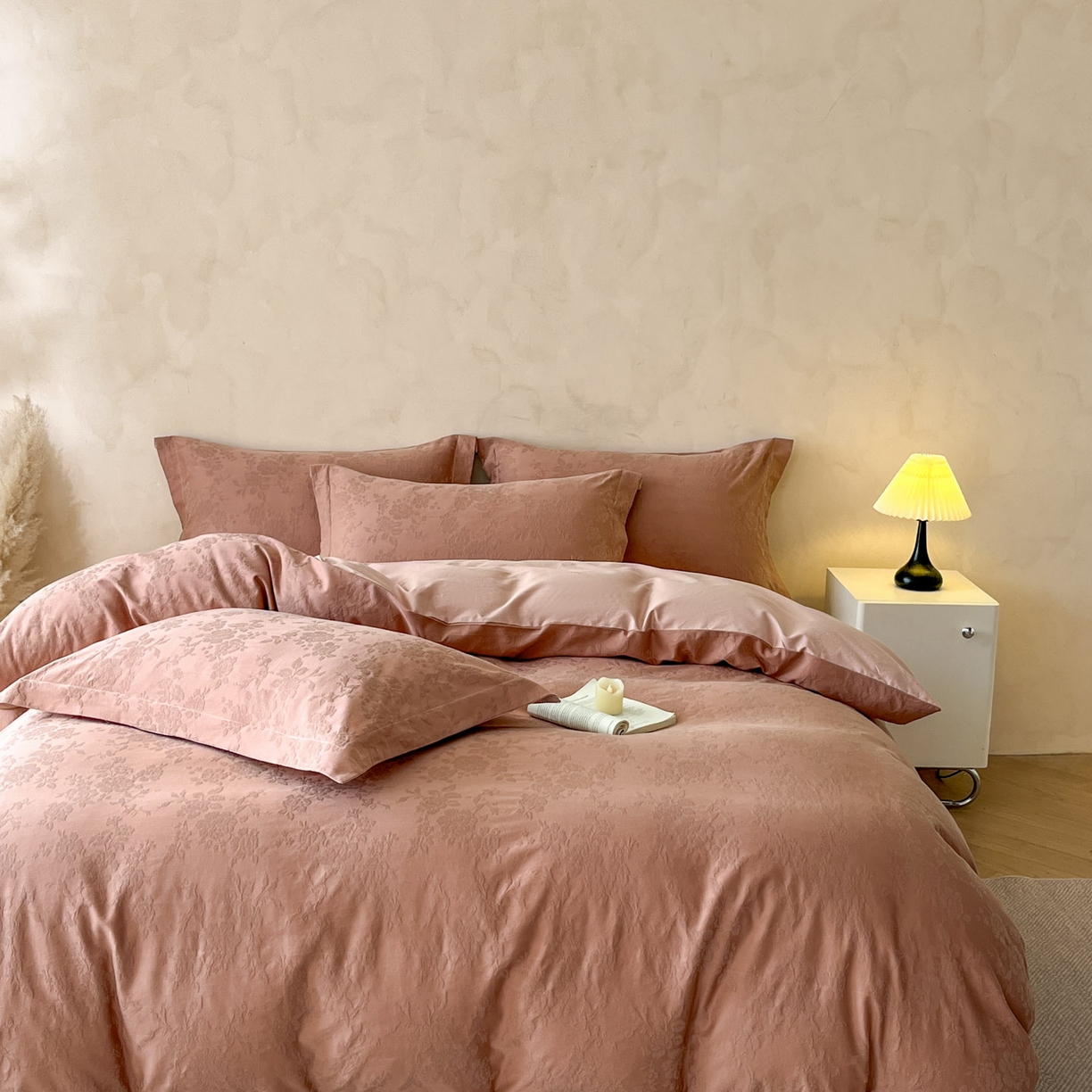 91家纺网 家纺一手货源 找家纺 火麒麟家纺 2026新款A类全棉纯棉水洗立体浮雕提花纯棉四件套 山野暮色（深豆沙）