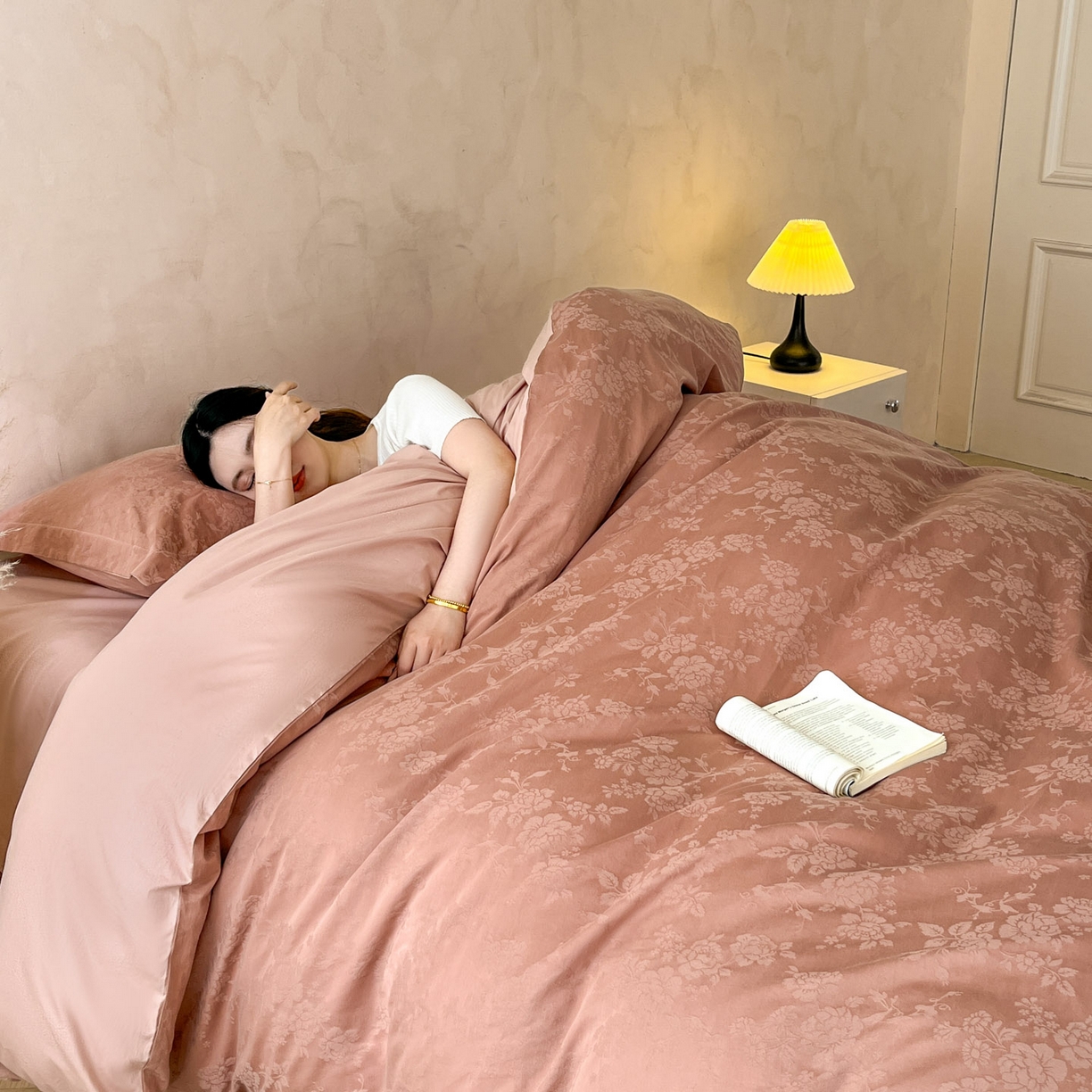 91家纺网 家纺一手货源 找家纺 火麒麟家纺 2026新款A类全棉纯棉水洗立体浮雕提花纯棉四件套 山野暮色（深豆沙）