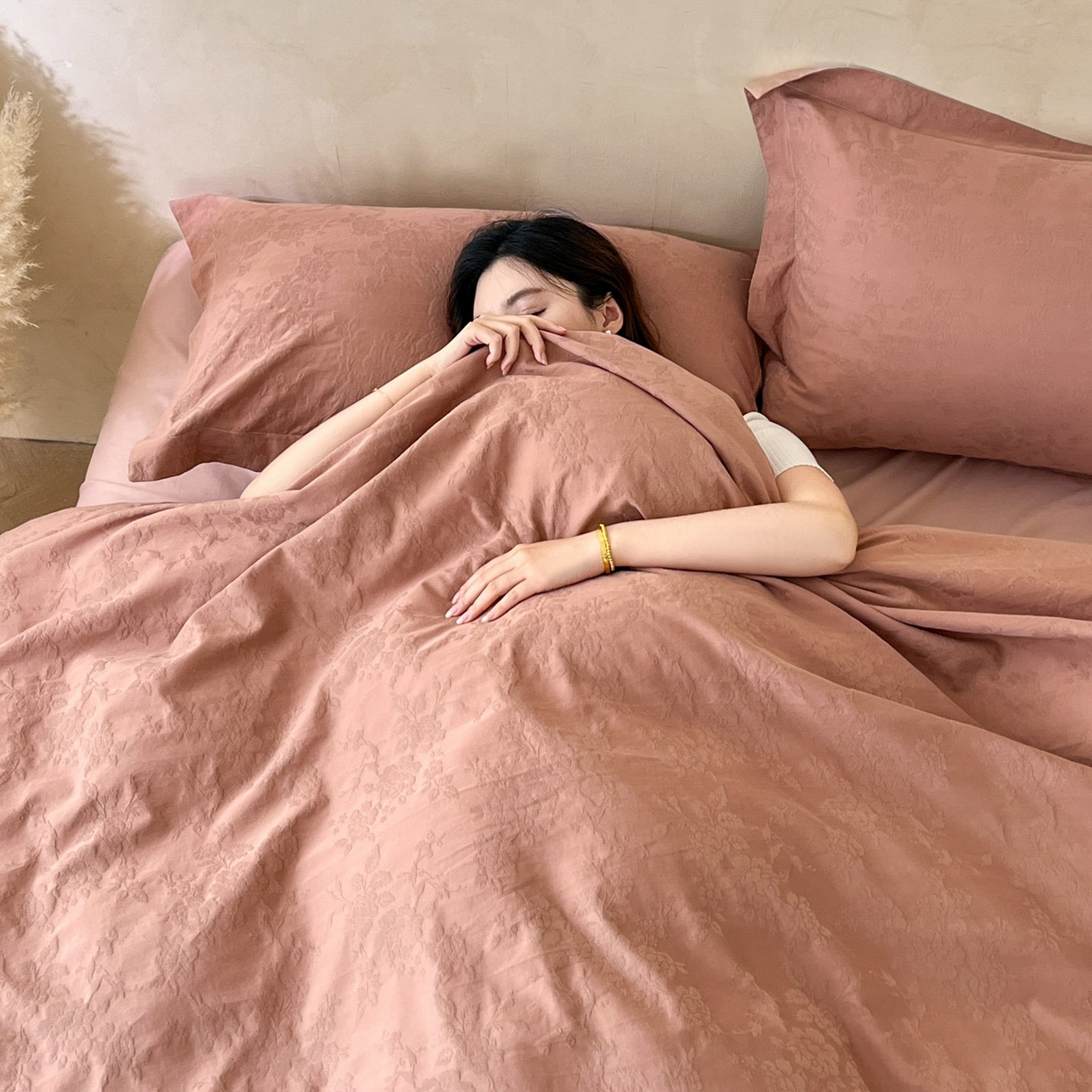 91家纺网 家纺一手货源 找家纺 火麒麟家纺 2026新款A类全棉纯棉水洗立体浮雕提花纯棉四件套 山野暮色（深豆沙）