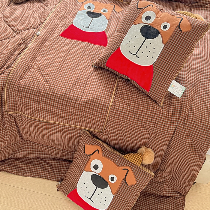 91家纺网 家纺一手货源 找家纺 （总）古本家居 2026新款全棉贴布绣麻子狗抱枕被系列