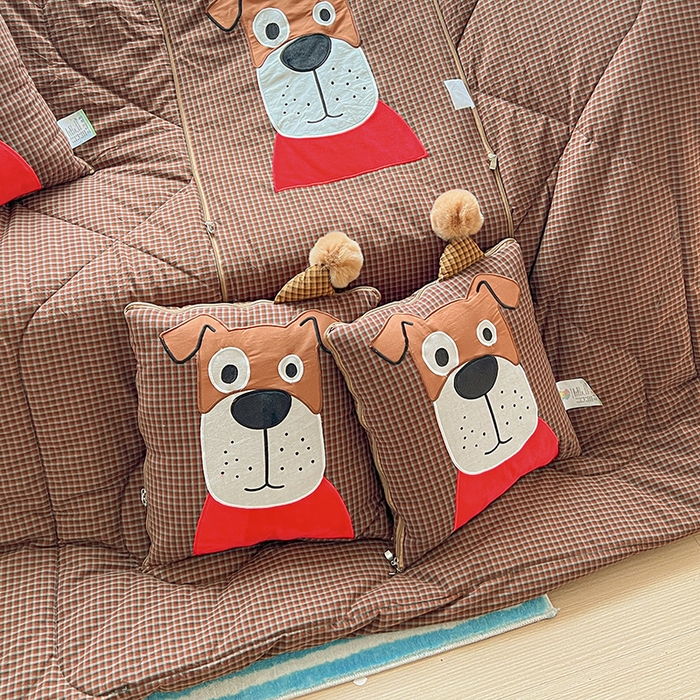 91家纺网 家纺一手货源 找家纺 （总）古本家居 2026新款全棉贴布绣麻子狗抱枕被系列