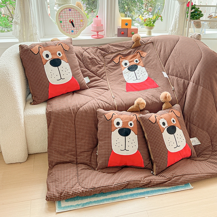 91家纺网 家纺一手货源 找家纺 （总）古本家居 2026新款全棉贴布绣麻子狗抱枕被系列