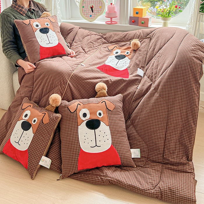 91家纺网 家纺一手货源 找家纺 （总）古本家居 2026新款全棉贴布绣麻子狗抱枕被系列