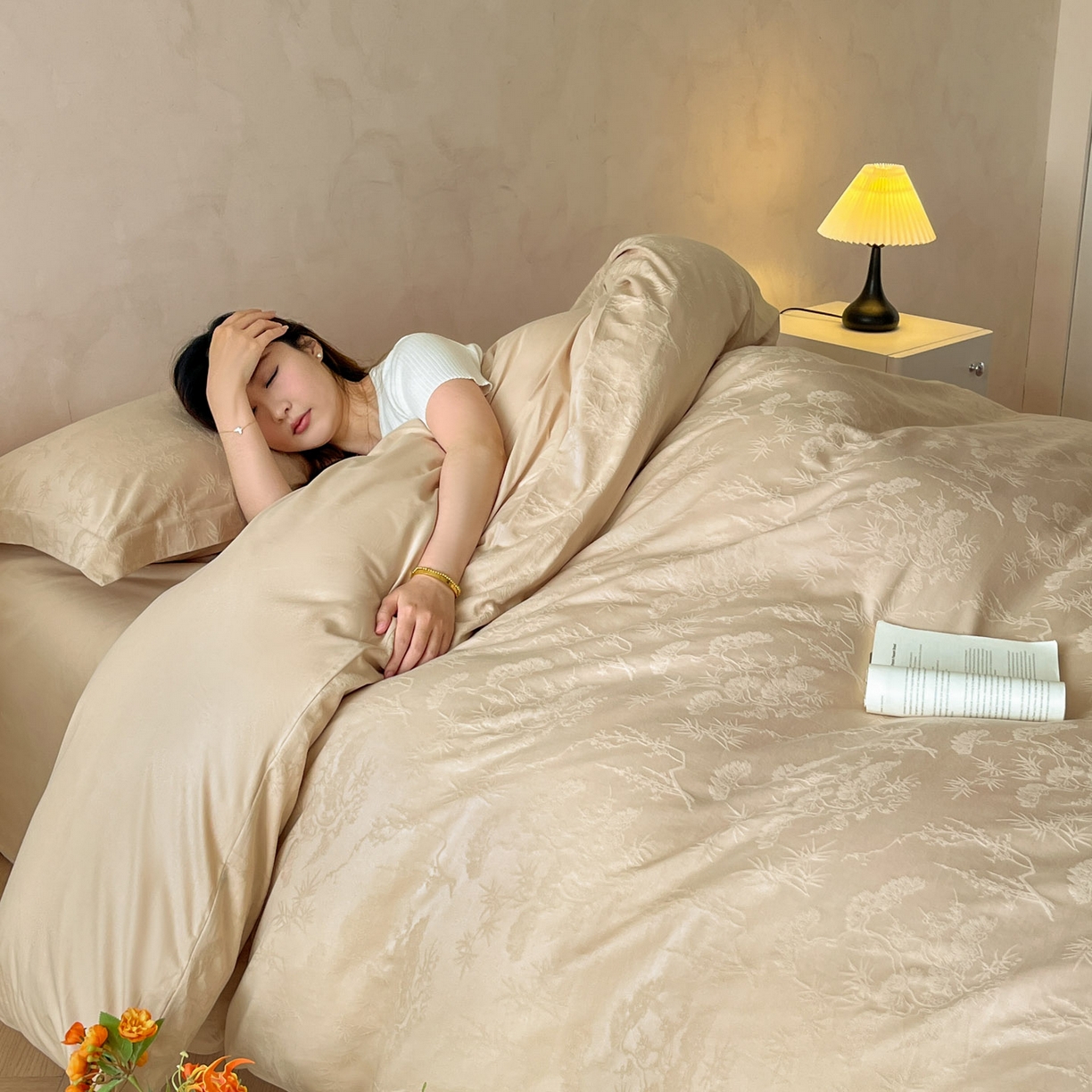 91家纺网 家纺一手货源 找家纺 火麒麟家纺 2026新款A类全棉纯棉水洗立体浮雕提花纯棉四件套 晓野风颂（米杏）