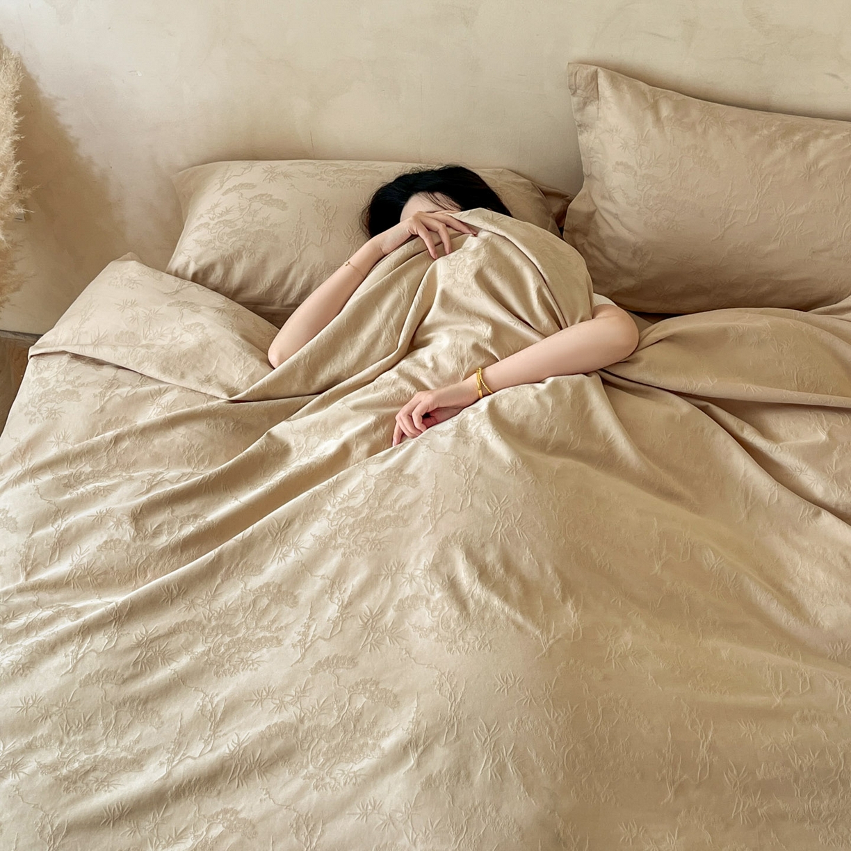 91家纺网 家纺一手货源 找家纺 火麒麟家纺 2026新款A类全棉纯棉水洗立体浮雕提花纯棉四件套 晓野风颂（米杏）