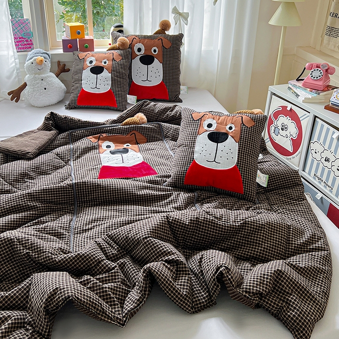 91家纺网 家纺一手货源 找家纺 古本家居 2026新款全棉贴布绣麻子狗抱枕被系列 全棉麻子狗黑格