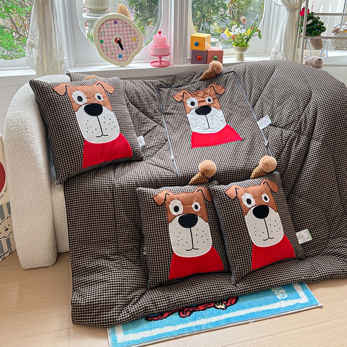 91家纺网 家纺一手货源 找家纺 古本家居 2026新款全棉贴布绣麻子狗抱枕被系列 全棉麻子狗黑格