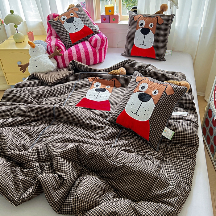 91家纺网 家纺一手货源 找家纺 古本家居 2026新款全棉贴布绣麻子狗抱枕被系列 全棉麻子狗黑格