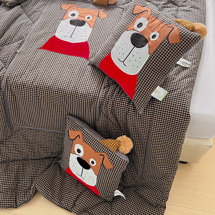 91家纺网 家纺一手货源 找家纺 古本家居 2026新款全棉贴布绣麻子狗抱枕被系列 全棉麻子狗黑格