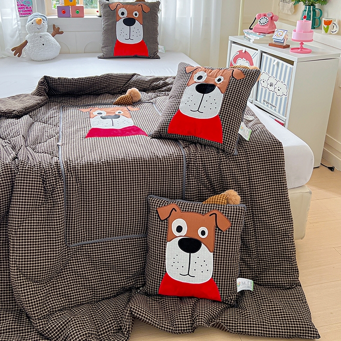 91家纺网 家纺一手货源 找家纺 古本家居 2026新款全棉贴布绣麻子狗抱枕被系列 全棉麻子狗黑格