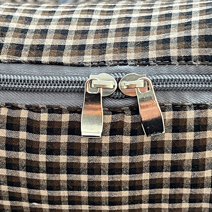 91家纺网 家纺一手货源 找家纺 古本家居 2026新款全棉贴布绣麻子狗抱枕被系列 全棉麻子狗黑格