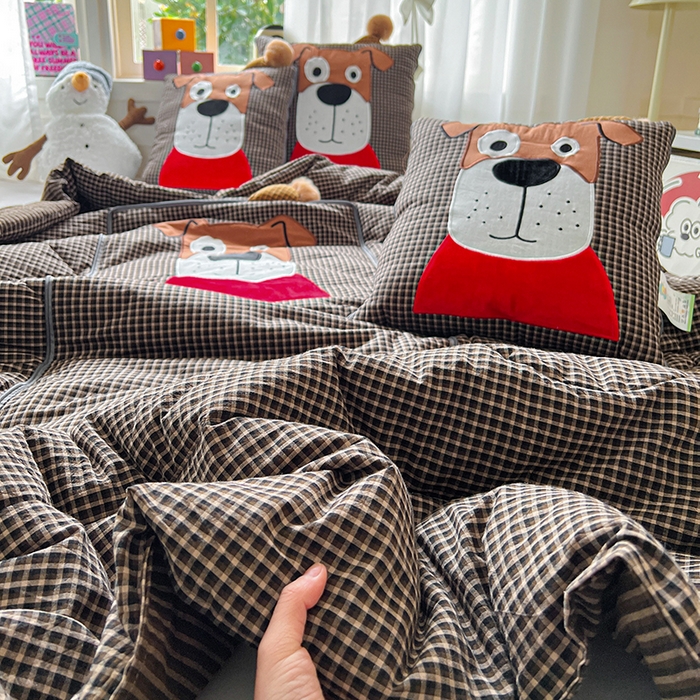 91家纺网 家纺一手货源 找家纺 古本家居 2026新款全棉贴布绣麻子狗抱枕被系列 全棉麻子狗黑格