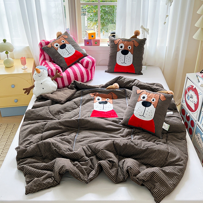 91家纺网 家纺一手货源 找家纺 古本家居 2026新款全棉贴布绣麻子狗抱枕被系列 全棉麻子狗黑格