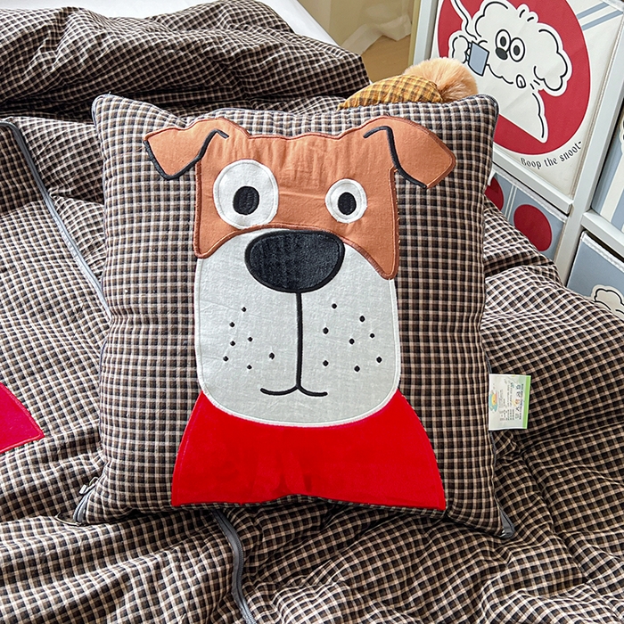 91家纺网 家纺一手货源 找家纺 古本家居 2026新款全棉贴布绣麻子狗抱枕被系列 全棉麻子狗黑格