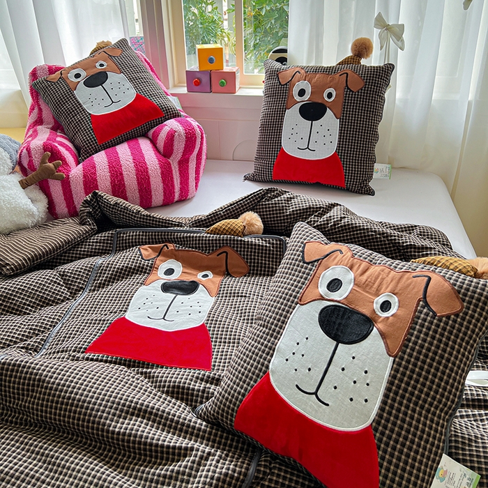 91家纺网 家纺一手货源 找家纺 古本家居 2026新款全棉贴布绣麻子狗抱枕被系列 全棉麻子狗黑格