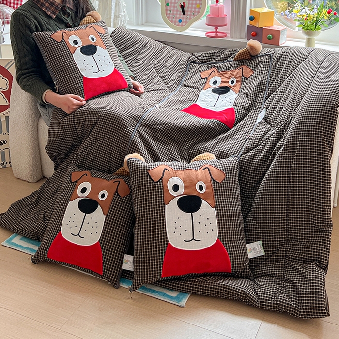 91家纺网 家纺一手货源 找家纺 古本家居 2026新款全棉贴布绣麻子狗抱枕被系列 全棉麻子狗黑格