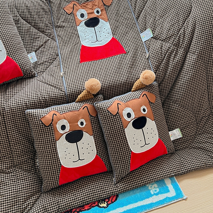 91家纺网 家纺一手货源 找家纺 古本家居 2026新款全棉贴布绣麻子狗抱枕被系列 全棉麻子狗黑格