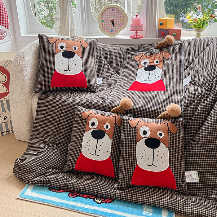 91家纺网 家纺一手货源 找家纺 古本家居 2026新款全棉贴布绣麻子狗抱枕被系列 全棉麻子狗黑格