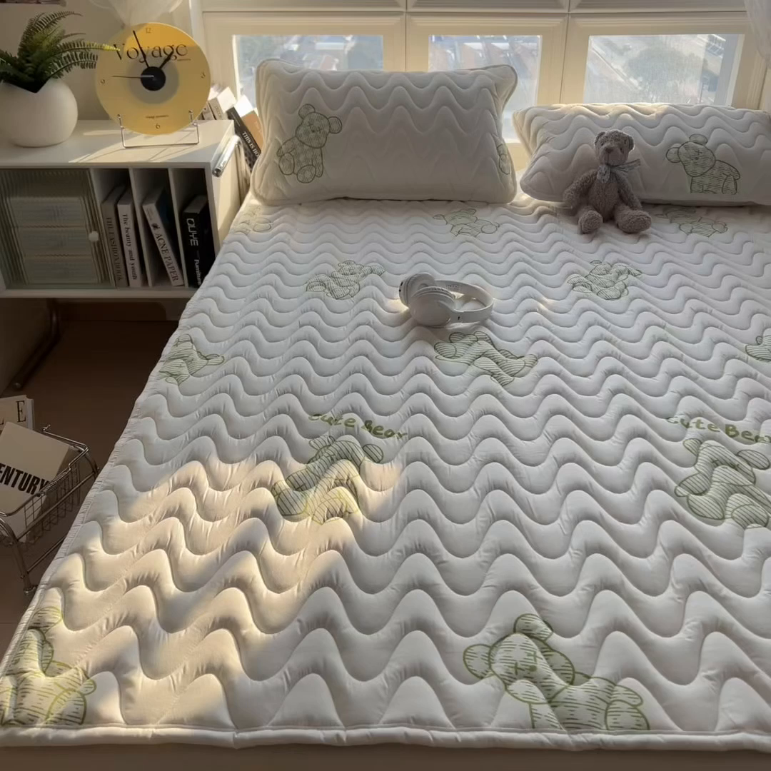 91家纺网 家纺一手货源 找家纺 希廷顿 2026新款印花夹棉防水床垫 熊本熊