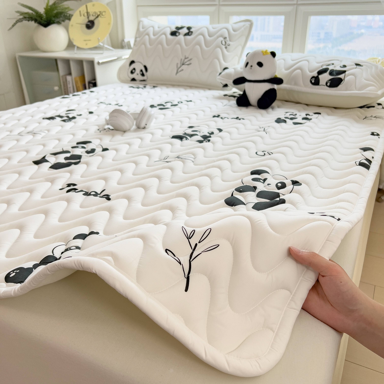 91家纺网 家纺一手货源 找家纺 希廷顿 2026新款印花夹棉防水床垫 熊猫攀竹