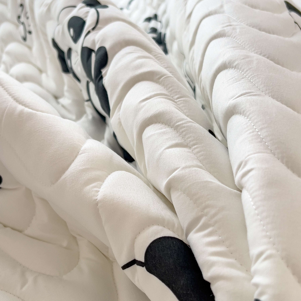 91家纺网 家纺一手货源 找家纺 希廷顿 2026新款印花夹棉防水床垫 熊猫攀竹