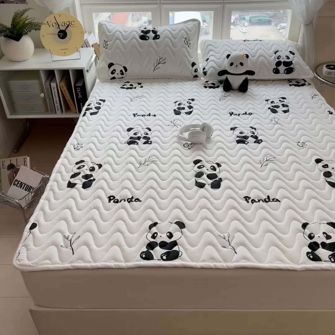 91家纺网 家纺一手货源 找家纺 希廷顿 2026新款印花夹棉防水床垫 熊猫攀竹