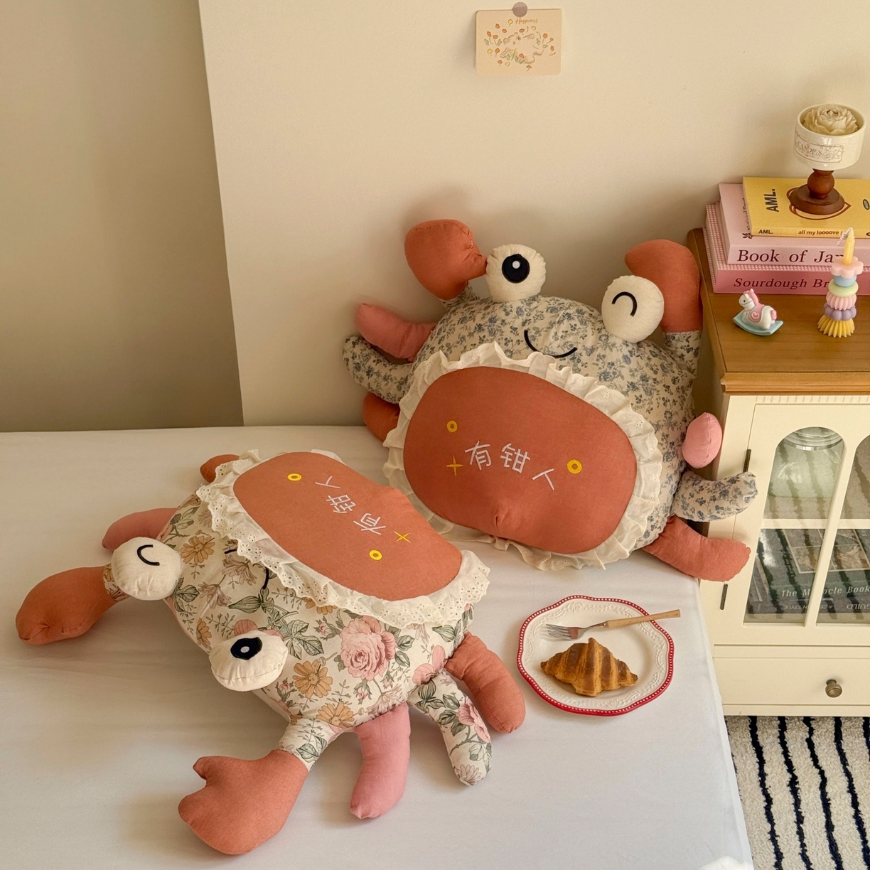 蔻眠 有钳人-卡通棉麻刺绣抱枕靠枕异型枕芯 主图