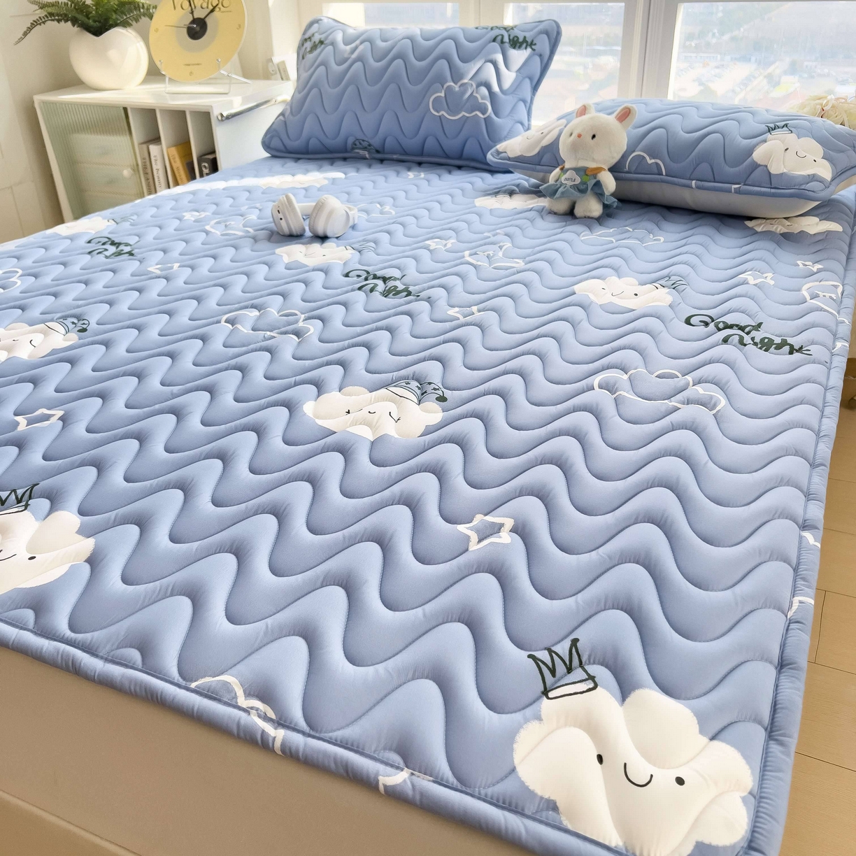 91家纺网 家纺一手货源 找家纺 希廷顿 2026新款印花夹棉防水床垫 云之恋