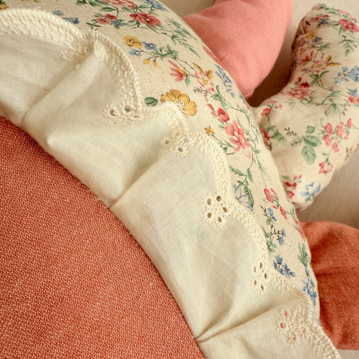 91家纺网 家纺一手货源 找家纺 蔻眠 有钳人-卡通棉麻刺绣抱枕靠枕异型枕芯 米香碎锦