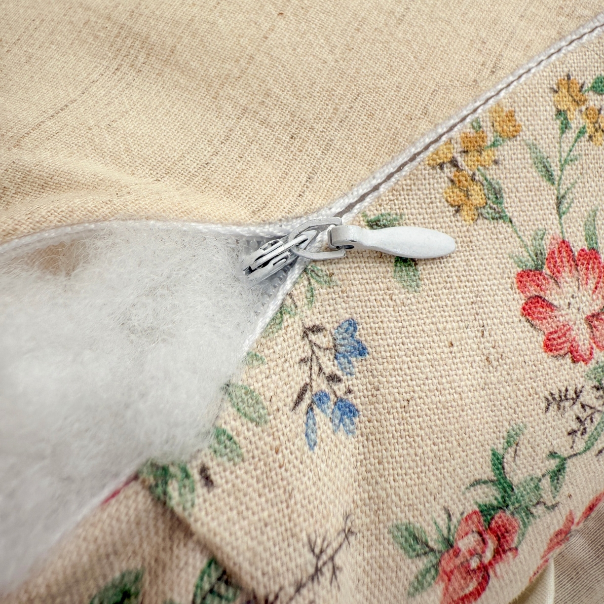 91家纺网 家纺一手货源 找家纺 蔻眠 有钳人-卡通棉麻刺绣抱枕靠枕异型枕芯 米香碎锦