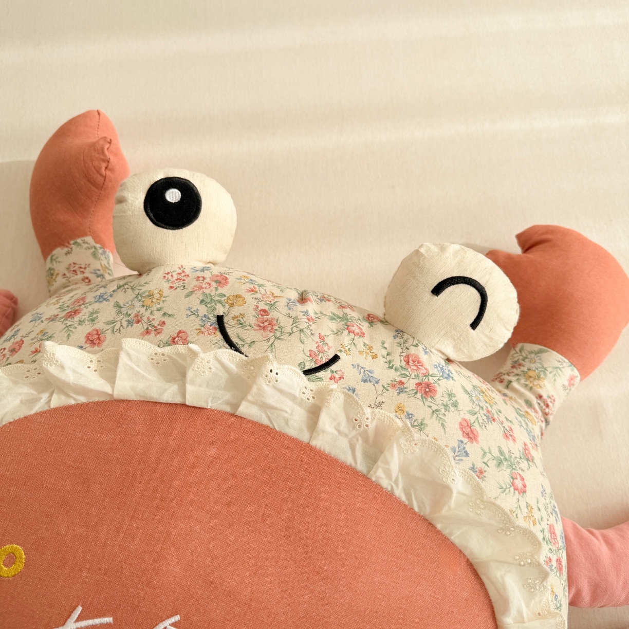 91家纺网 家纺一手货源 找家纺 蔻眠 有钳人-卡通棉麻刺绣抱枕靠枕异型枕芯 米香碎锦