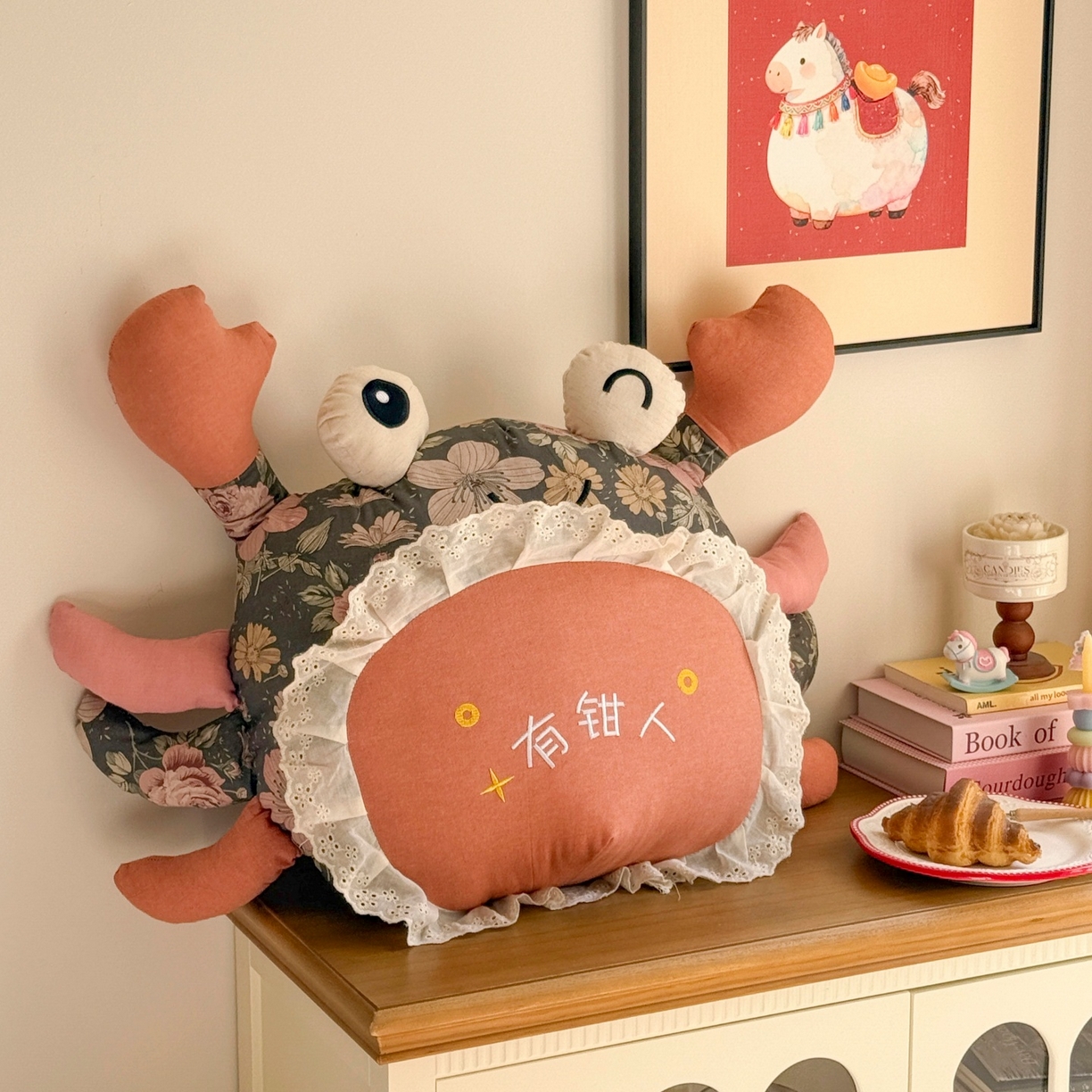 蔻眠 有钳人-卡通棉麻刺绣抱枕靠枕异型枕芯 墨底繁花