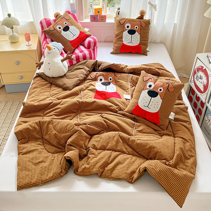 91家纺网 家纺一手货源 找家纺 古本家居 2026新款全棉贴布绣麻子狗抱枕被系列 全棉麻子狗黄格