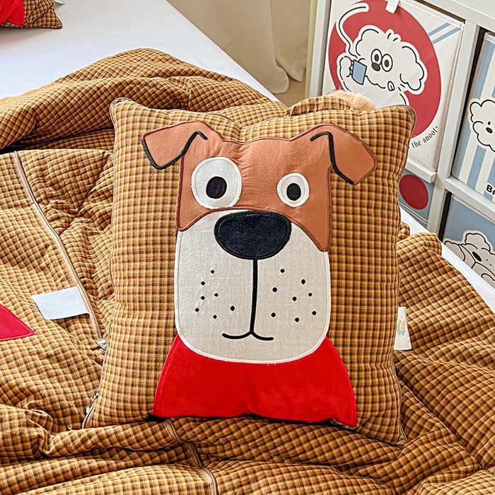 91家纺网 家纺一手货源 找家纺 古本家居 2026新款全棉贴布绣麻子狗抱枕被系列 全棉麻子狗黄格