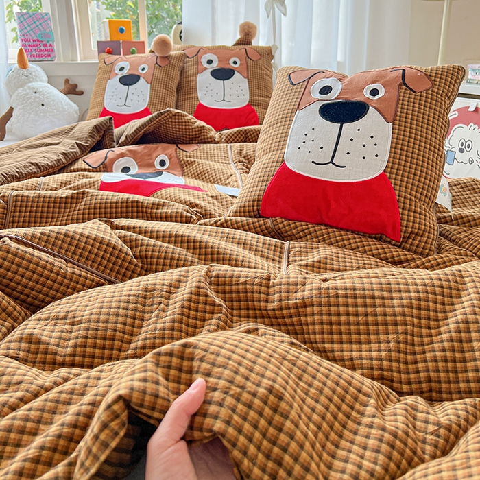 91家纺网 家纺一手货源 找家纺 古本家居 2026新款全棉贴布绣麻子狗抱枕被系列 全棉麻子狗黄格