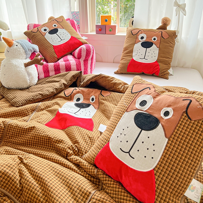 91家纺网 家纺一手货源 找家纺 古本家居 2026新款全棉贴布绣麻子狗抱枕被系列 全棉麻子狗黄格