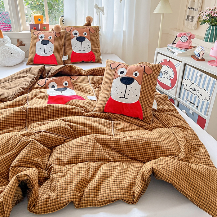 91家纺网 家纺一手货源 找家纺 古本家居 2026新款全棉贴布绣麻子狗抱枕被系列 全棉麻子狗黄格