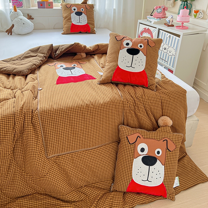 91家纺网 家纺一手货源 找家纺 古本家居 2026新款全棉贴布绣麻子狗抱枕被系列 全棉麻子狗黄格