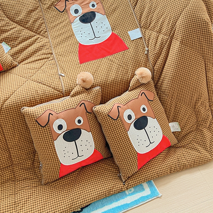 91家纺网 家纺一手货源 找家纺 古本家居 2026新款全棉贴布绣麻子狗抱枕被系列 全棉麻子狗黄格