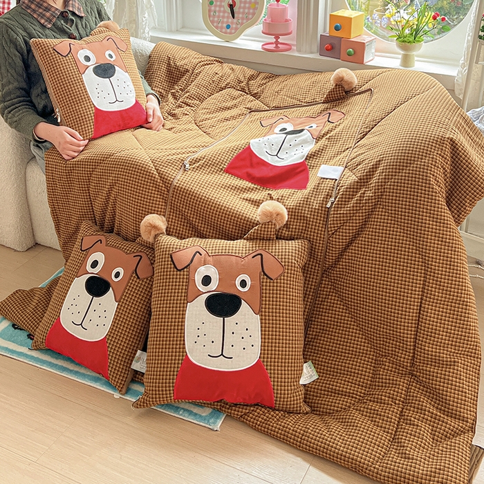 91家纺网 家纺一手货源 找家纺 古本家居 2026新款全棉贴布绣麻子狗抱枕被系列 全棉麻子狗黄格