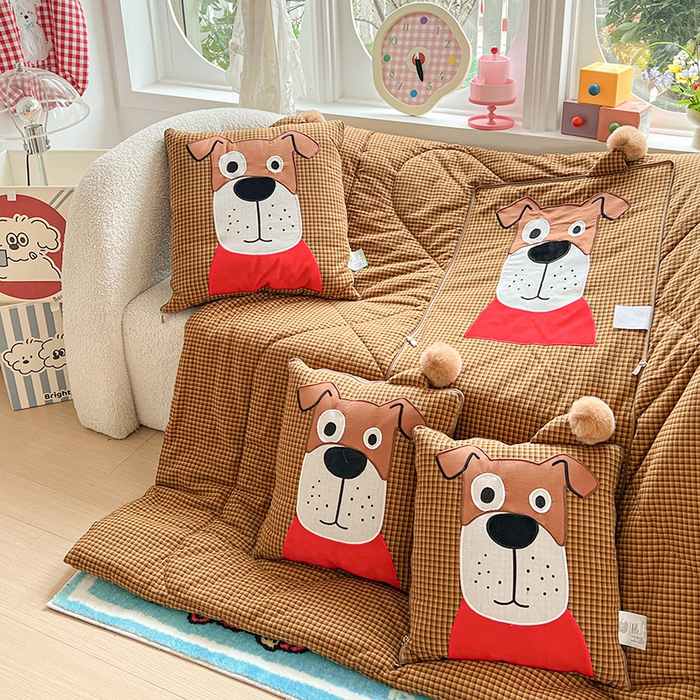 91家纺网 家纺一手货源 找家纺 古本家居 2026新款全棉贴布绣麻子狗抱枕被系列 全棉麻子狗黄格