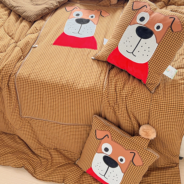 91家纺网 家纺一手货源 找家纺 古本家居 2026新款全棉贴布绣麻子狗抱枕被系列 全棉麻子狗黄格