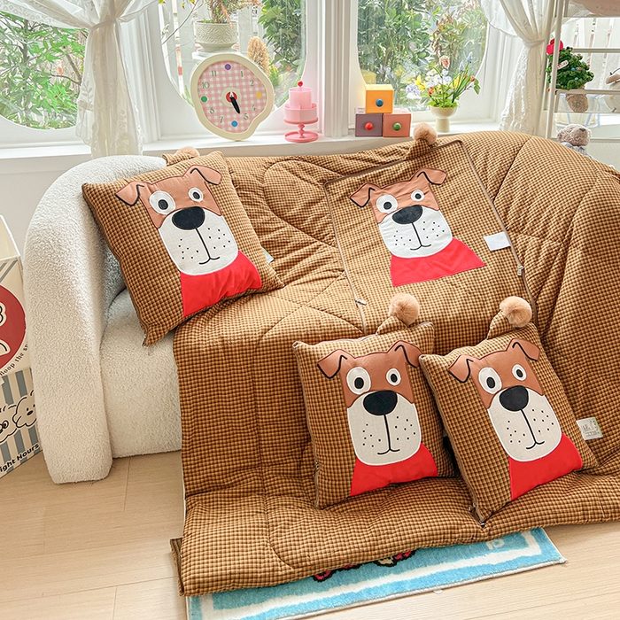 91家纺网 家纺一手货源 找家纺 古本家居 2026新款全棉贴布绣麻子狗抱枕被系列 全棉麻子狗黄格