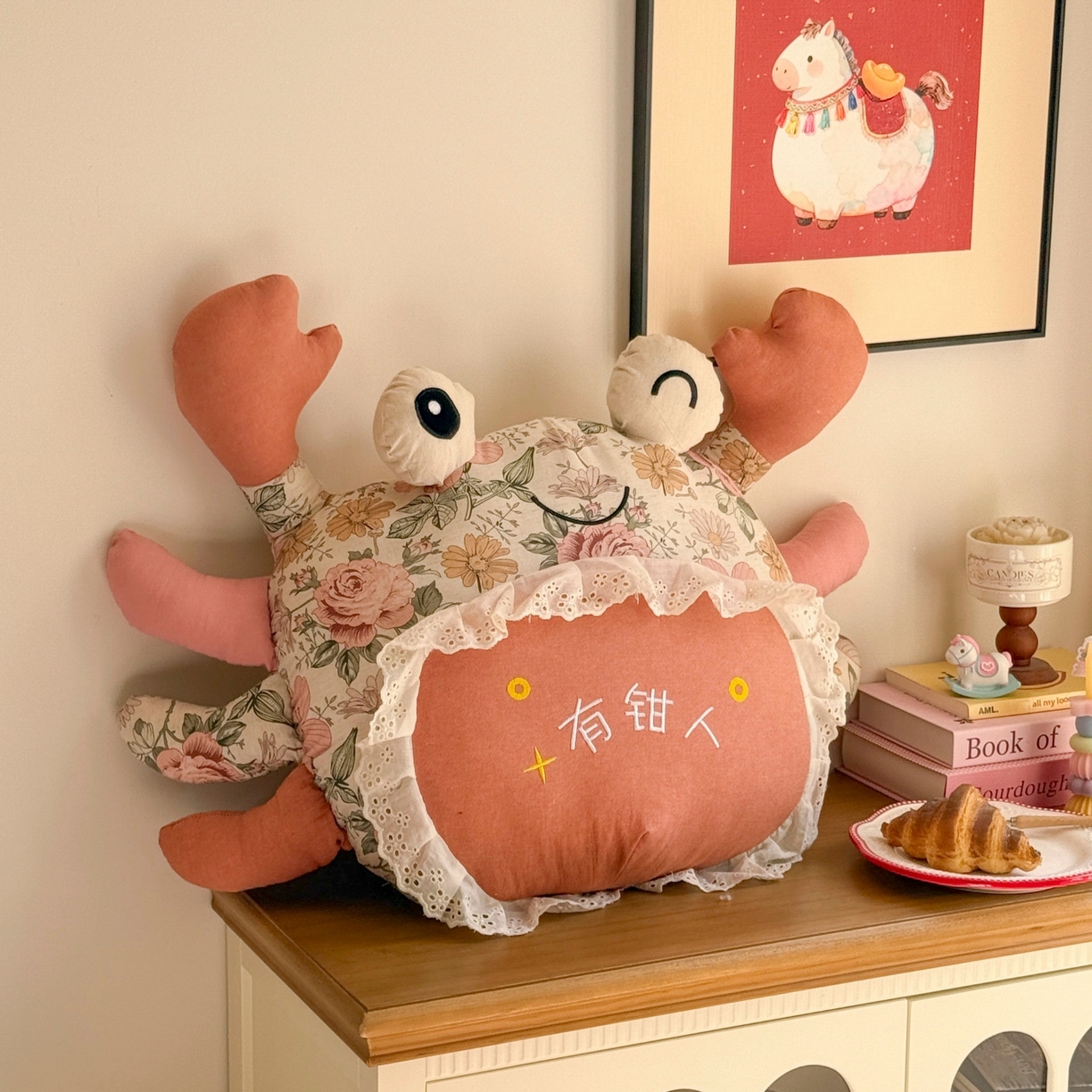 蔻眠 有钳人-卡通棉麻刺绣抱枕靠枕异型枕芯 粉黛蔷薇