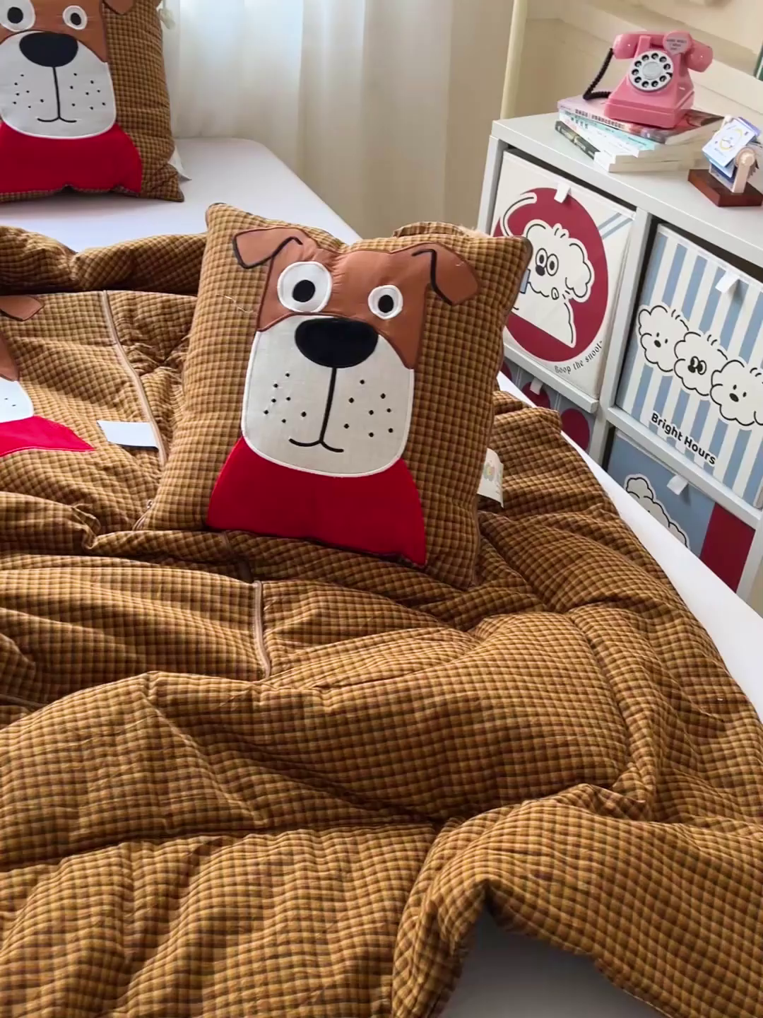 91家纺网 家纺一手货源 找家纺 古本家居 2026新款全棉贴布绣麻子狗抱枕被系列 全棉麻子狗黄格