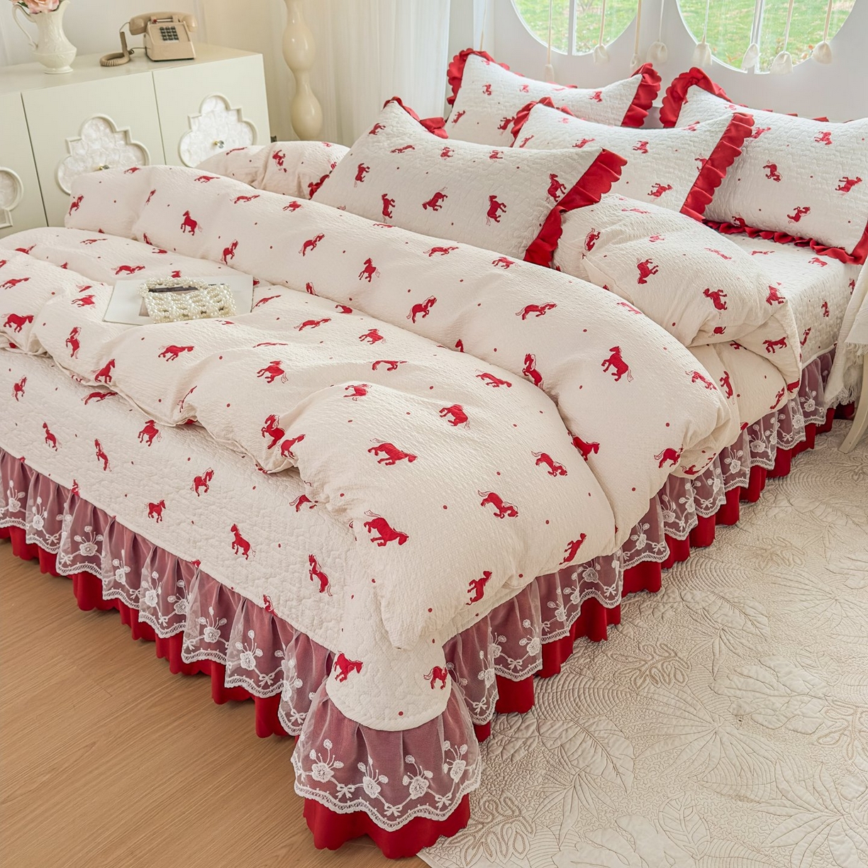 91家纺网 家纺一手货源 找家纺 雅眠居 2026直播爆款泡芙棉双层蕾丝花边床盖四件套 红色小马