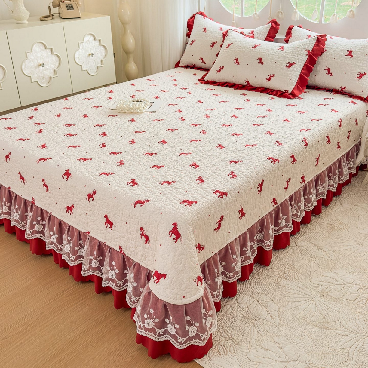 91家纺网 家纺一手货源 找家纺 雅眠居 2026直播爆款泡芙棉双层蕾丝花边床盖四件套 红色小马