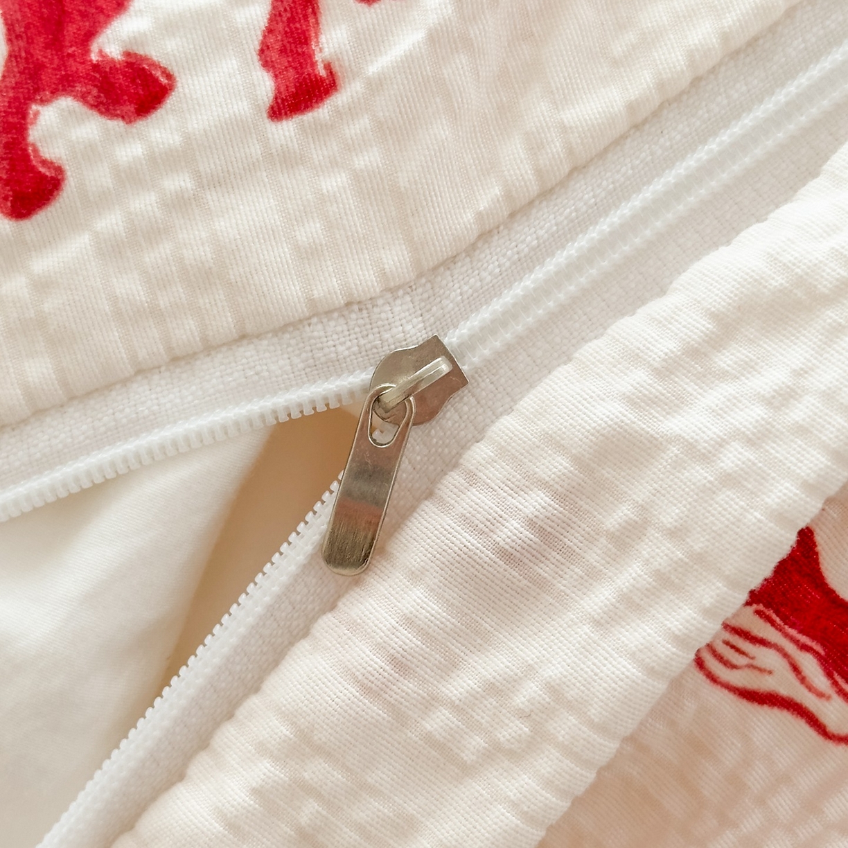 91家纺网 家纺一手货源 找家纺 雅眠居 2026直播爆款泡芙棉双层蕾丝花边床盖四件套 红色小马