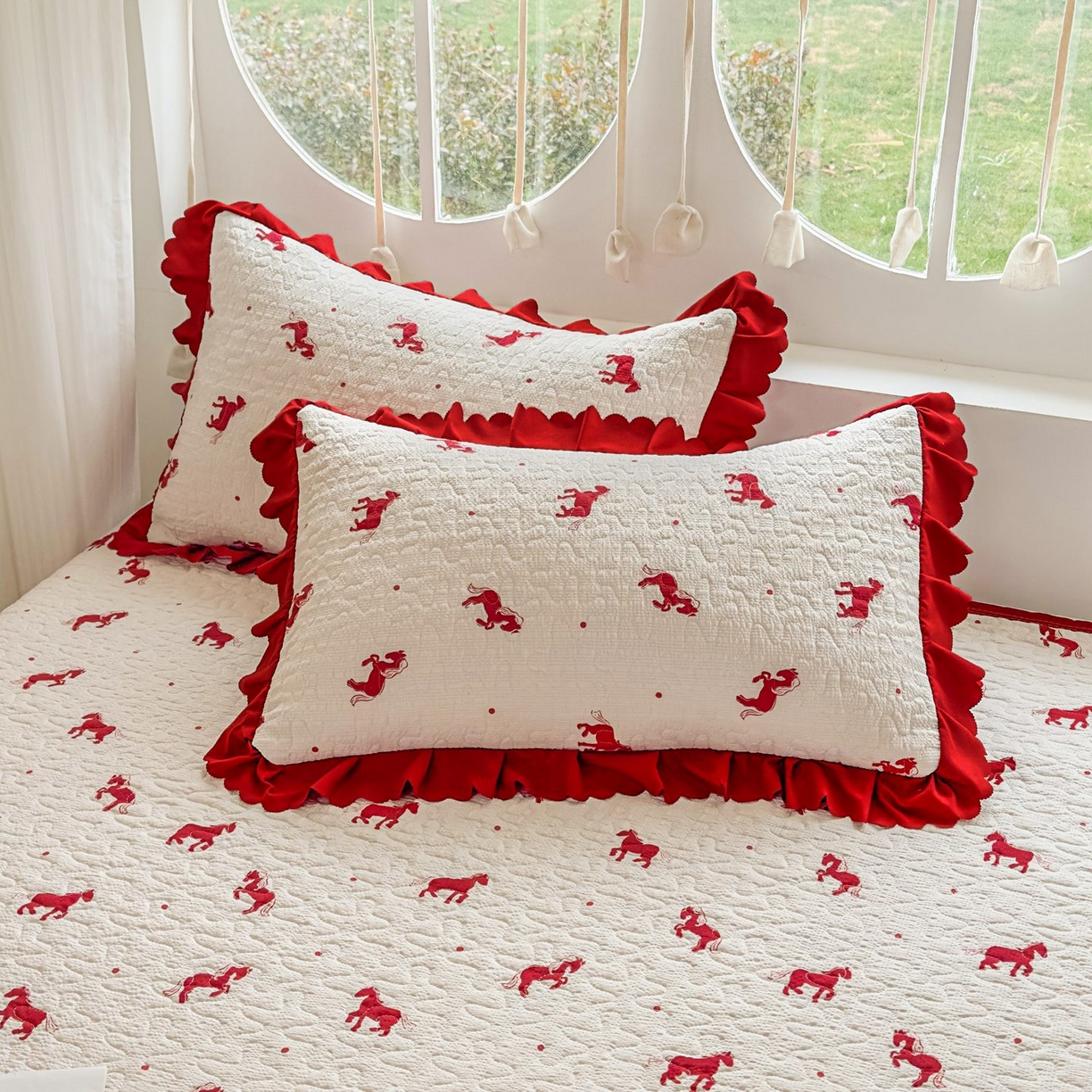 91家纺网 家纺一手货源 找家纺 雅眠居 2026直播爆款泡芙棉双层蕾丝花边床盖四件套 红色小马